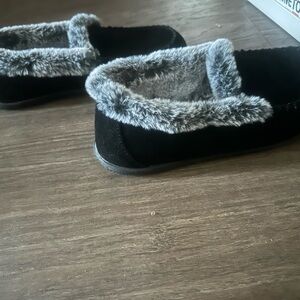 Minnetonka Black Faux Fur Lined Slip-Ons